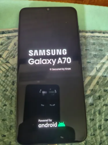 Samsung A70. Tela já foi trocada, porém por outra original de outro telefone. Funciona tud