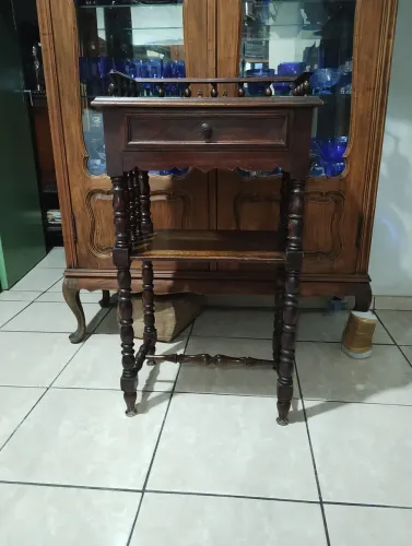Mesinha de canto antiga 