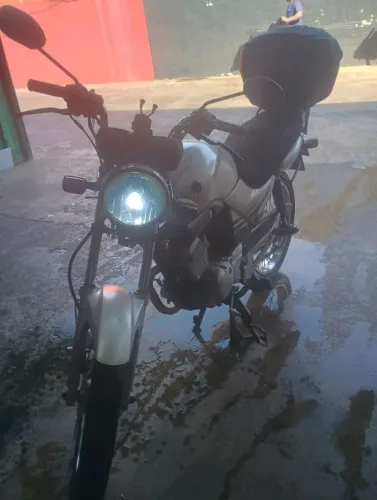 Moto YBR 2002.