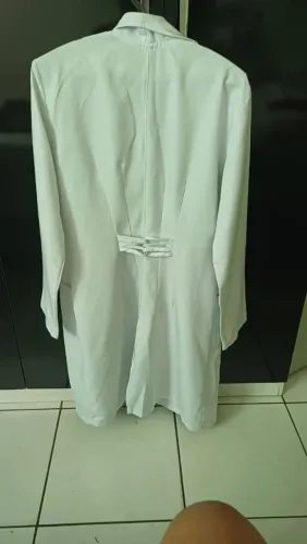 Vende se 2 jalecos Brancos