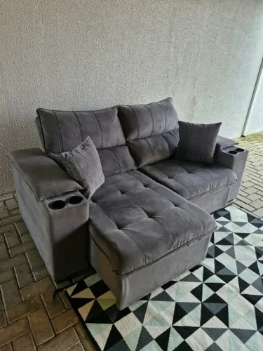 Sofá retrátil e reclinável com porta copos nos braços somente 999 reais frete grátis 