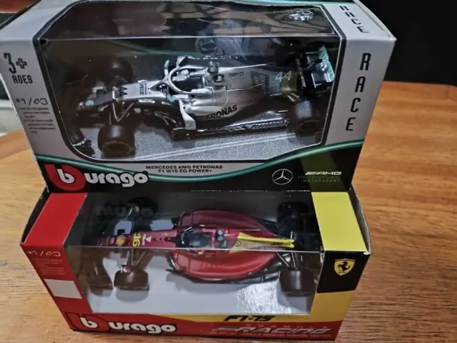 Kit 2 Carrinhos F1 Bburago 1/43 - Hamilton Mercedes + Leclerc Ferrari