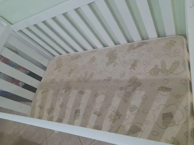 Berço de bebê e um andador