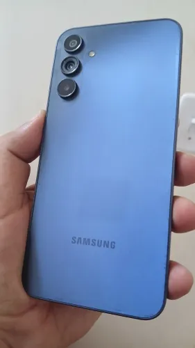 Samsung A15 5G 128GB 8 RAM 4+4 perfeito estado porém pequena manchinha na tela fotos
