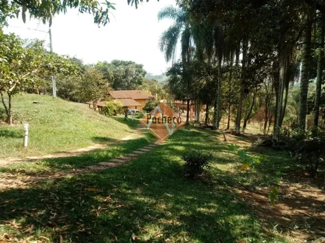 Chácara em Atibaia, 03 dormitórios, 05 vagas, 3.360m², R$450.000,00