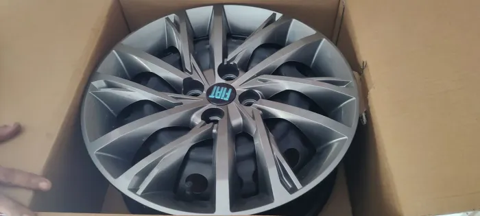 Rodas de ferro com calotas novas