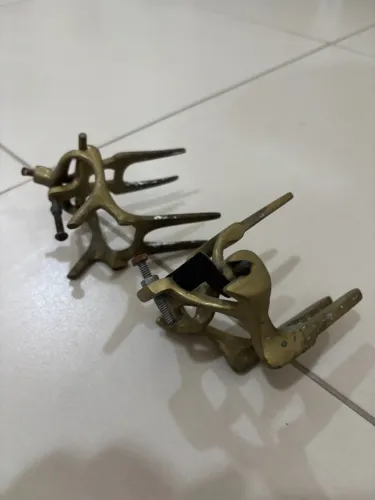 Articulador odontológico tipo garfo com mola