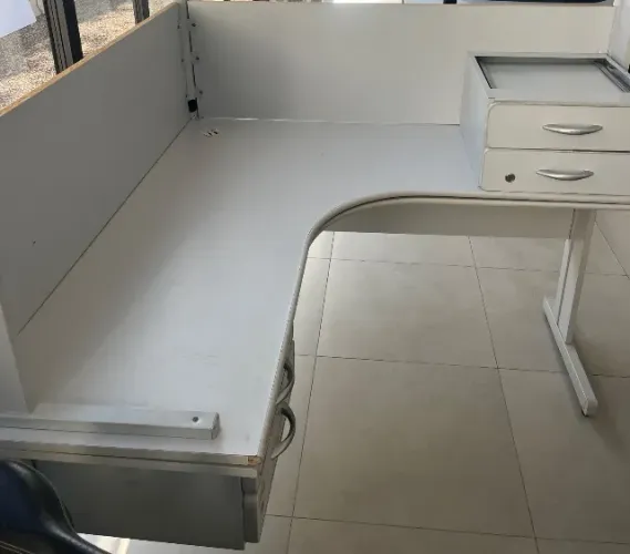 Mesa de escritório, estação de trabalho.