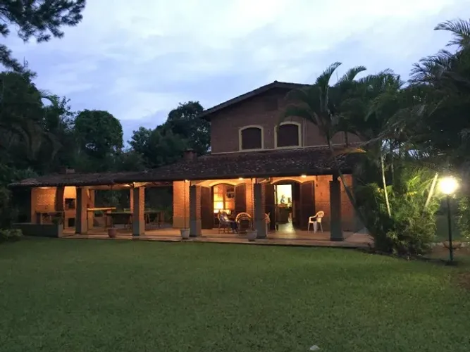Vendo Chacara em Atibaia, com 3.740 m2, 4 quartos, 02 banheiros, churrasqueira, piscina.