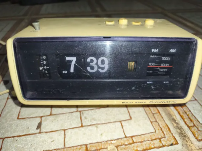 Rádio relógio Sony Solid State Digimatic