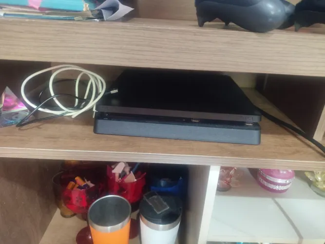 PS4 slim com dois jogos e 1 manete original 