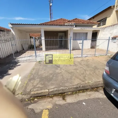 Casa com 2 quartos e 2 vagas para locação no bairro Jardim Alto Alegre.