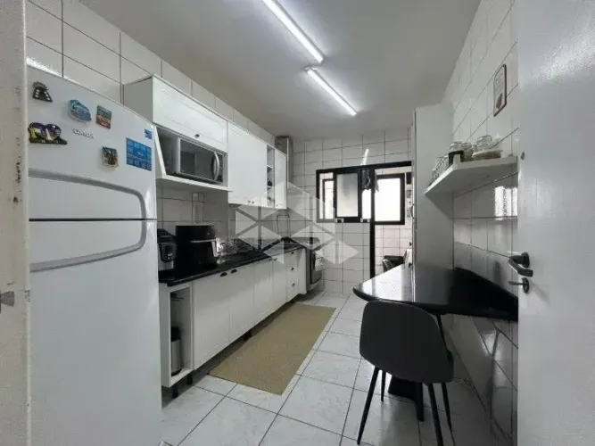 APARTAMENTO COM 2 QUARTOS 1 SUÍTE E SACADA À VENDA NO ESTREITO FLORIANÓPOLIS
