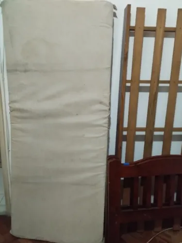 Cama solteiro em madeira maciça com colchão