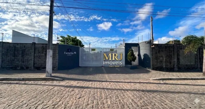 Vende-se casa em condomínio fechado 