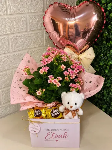 ? CAIXA DE PRESENTE DE ANIVERSÁRIO COM FLORES, CHOCOLATES, URSINHO E BALÃO