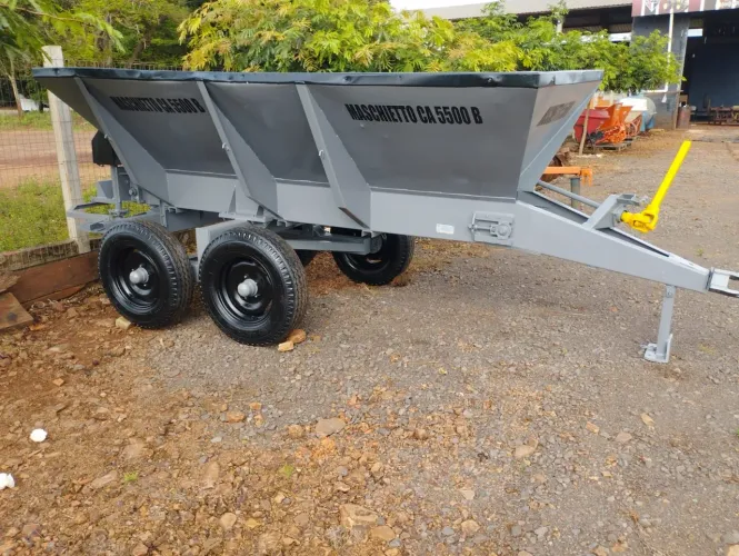 Adubadeira calcariadeira 5500 kg trator 