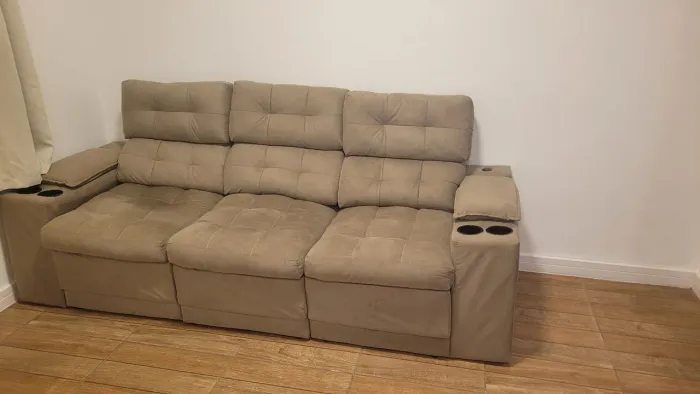 Sofá Retrátil e Reclinável 3 Lugares Semi Novo - Excelente Estado - R$ 1.600