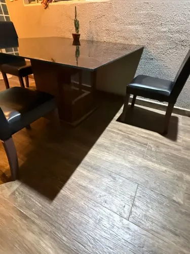 Elegante mesa com tampo em granito escuro