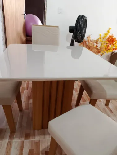 Mesa com 4 cadeiras 
