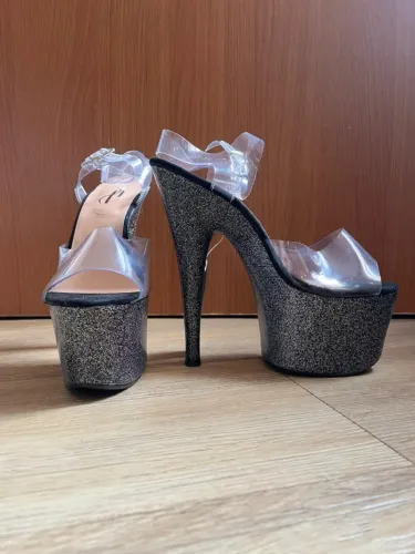 Sandália Pleaser transparente, salto 17 cm com brilho, nº 36