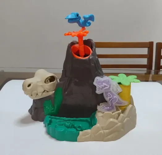 conjunto Play-Doh Slime Dino Crew Ilha de Lava, da Hasbro.