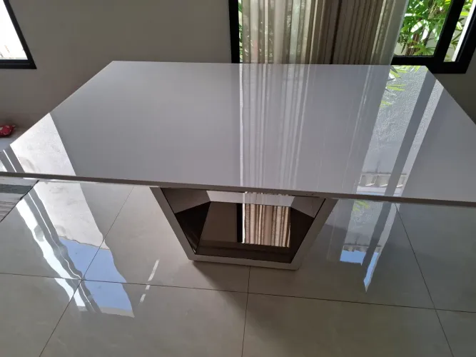 Mesa de jantar de madeira laqueada 1.6m