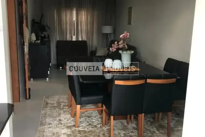 Sobrado com 4 Quartos, 1 Suíte, 200M², Aluguel de R$ 4.900,00 + Taxas - Uberaba, Curitiba