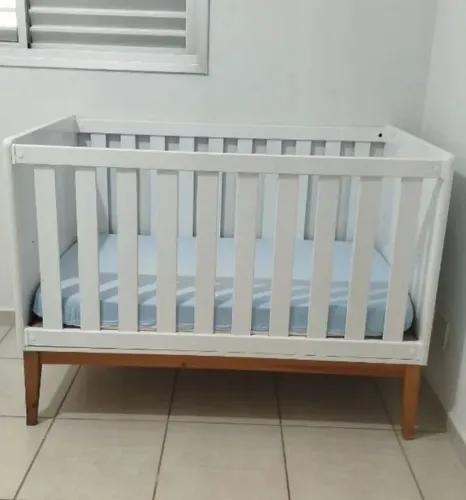 Berço infantil branco que vira cama + colchão