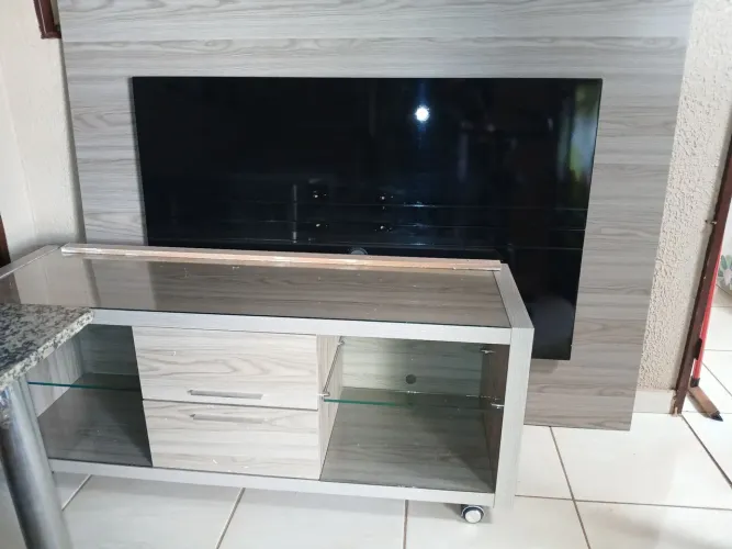 Rack de chão com painel suspenso. 