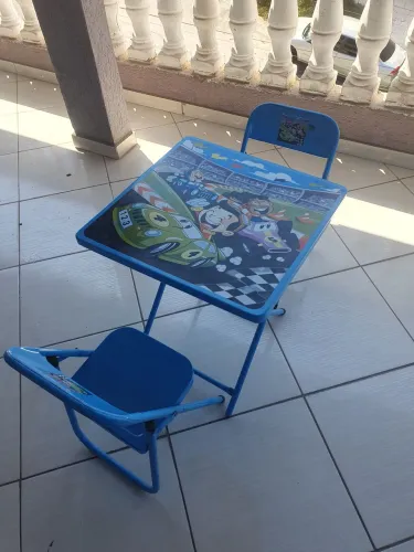 Mesa infantil com 2 cadeiras azul