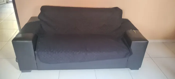 Sofá preto de couro
