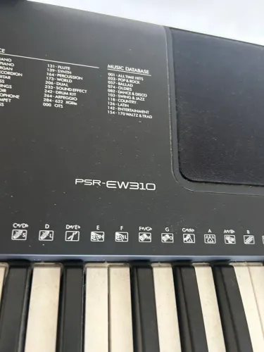 Teclado YAHAMA semi-novo com suporte