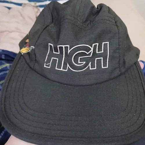 Vendo dois bonés um da high e um da Santa Marta usado poucas vezes!