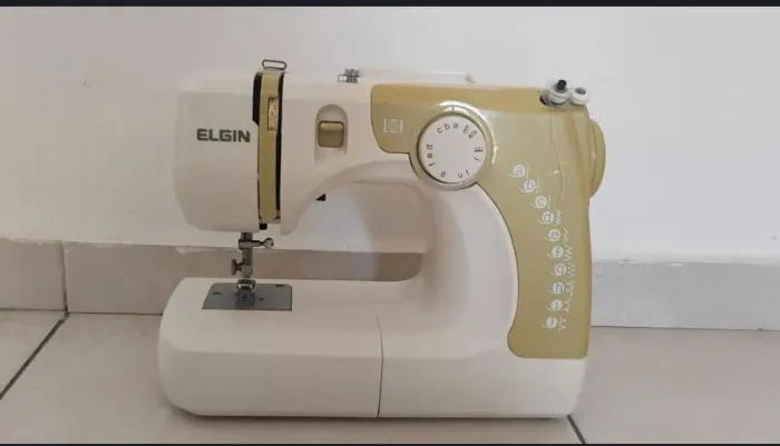 Maquinha de costura elgin