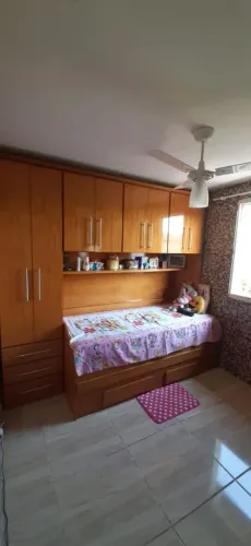 Guarda-roupa com cama e cama auxiliar.
