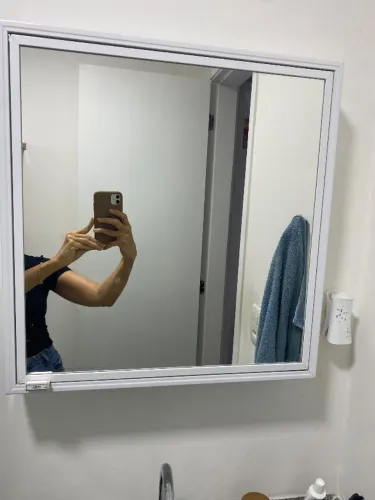 Armário com espelho para banheiro