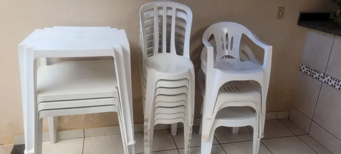 Mesas e Cadeiras (VENDO JUNTAS OU SEPARADAS)