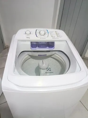 Vendo uma máquina de lavar roupa 16 quilos da Electrolux Seme nova