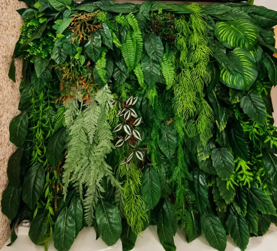 PAINEL DECORATIVO DE FOLHAGENS ARTIFICIAIS USADO