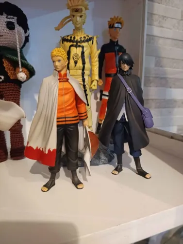 figure naruto e sasuke ORIGINAIS NA CAIXA