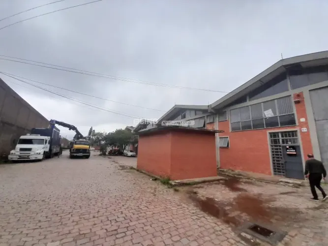 Depósito para locação com 750m², 02 banheiros no bairro Navegantes em Porto Alegre.