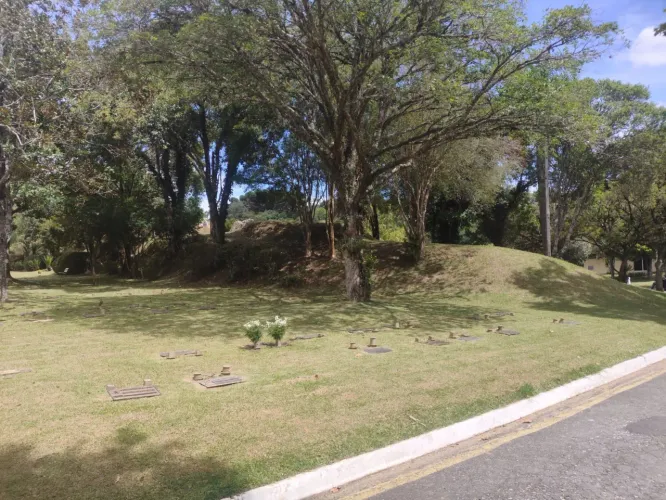 Jazigo Perpétuo Familiar à Venda - Cemitério Parque Iguaçu (Curitiba)
