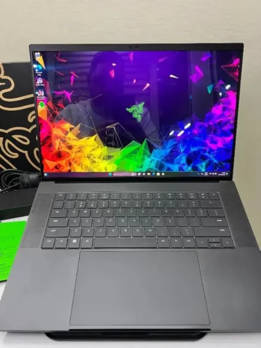 RAZER BLADE 16 (2024) | i9-14900HX + RTX 4090 | OLED QHD+ | 32GB | 2TB | + BASE RZR STAND