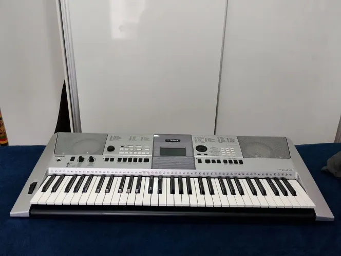 Teclado Arranjador Yamaha PSR-E413 - 61 Teclas Sensíveis + USB e Knobs em Tempo Real