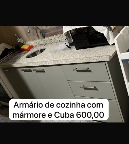 Armário de cozinha com mármore e pia