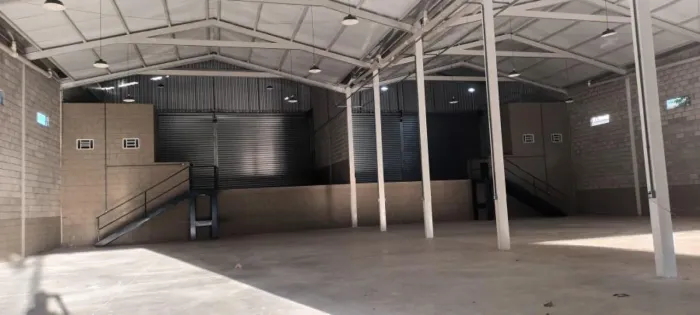 Galpão comercial novíssimo na Avenida Leste Oeste, Setor Esplanadda do Anicuns, Goiânia-GO
