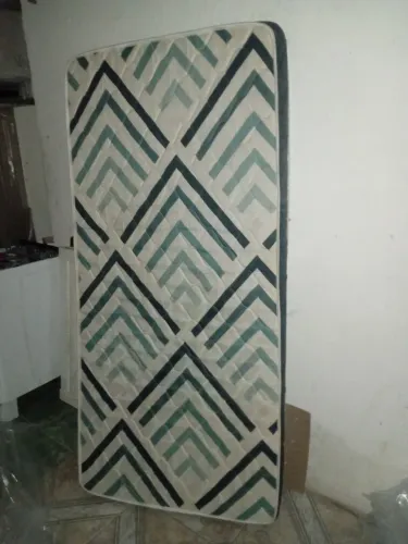 Estou vendendo essa cama pra criança, novinha, já com colchão, querendo pode colocar rodin