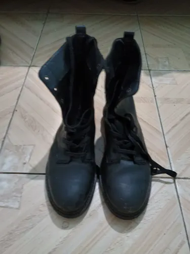 BAZAR LVS SOCIAL - PAR DE BOTAS MASCULINAS USADAS 