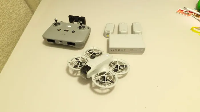 DRONE DJI NEO COM CONTROLE E 3 BATERIAS - (COMBO FLY MORE)